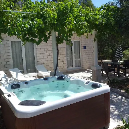 Villa Bungalow Perna With Whirlpool