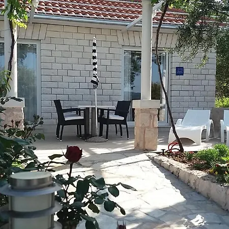 Bungalow Perna With Whirlpool Kuciste
